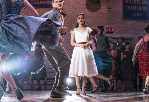 Romeo và Juliet thời hiện đại của Spielberg đẹp mê mẩn nhưng doanh thu thấp - Ảnh 3. Romeo và Juliet thời hiện đại của Spielberg đẹp mê mẩn nhưng doanh thu thấp - Ảnh 3.