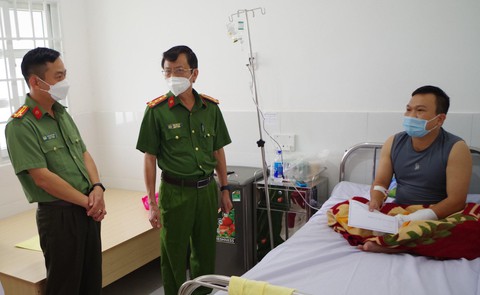 Côn đồ chém trọng thương thượng úy công an - Ảnh 2. Côn đồ chém trọng thương thượng úy công an - Ảnh 2.