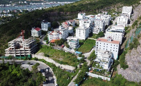 15 biệt thự thành nhà cao tầng ở Nha Trang sẽ bị cắt xén như thế nào? - Ảnh 1. 15 biệt thự thành nhà cao tầng ở Nha Trang sẽ bị cắt xén như thế nào? - Ảnh 1.