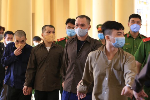 Nhóm thanh niên chém Quân xa lộ hầu tòa - Ảnh 2. Nhóm thanh niên chém Quân xa lộ hầu tòa - Ảnh 2.