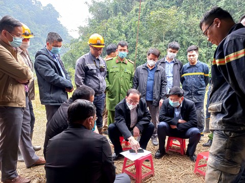 Tạm dừng tìm kiếm 2 phu vàng mắc kẹt trong hang sâu 400m - Ảnh 1. Tạm dừng tìm kiếm 2 phu vàng mắc kẹt trong hang sâu 400m - Ảnh 1.