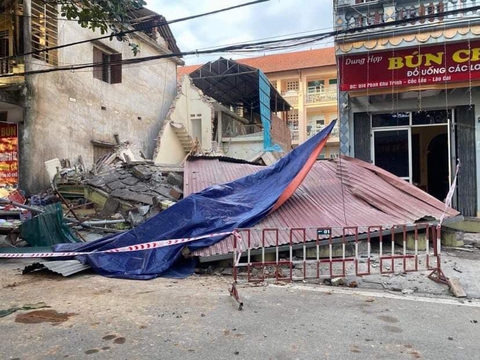 Nhà hàng xóm đào móng, nhà 3 tầng đổ sập trong tích tắc - Ảnh 2. Nhà hàng xóm đào móng, nhà 3 tầng đổ sập trong tích tắc - Ảnh 2.