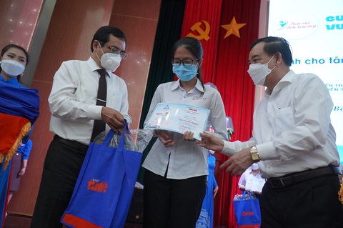 Chúng tôi thấy áy náy vì còn nhiều hoàn cảnh khó khăn chưa được giúp đỡ - Ảnh 7. Chúng tôi thấy áy náy vì còn nhiều hoàn cảnh khó khăn chưa được giúp đỡ - Ảnh 7.