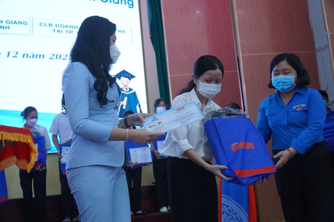 Chúng tôi thấy áy náy vì còn nhiều hoàn cảnh khó khăn chưa được giúp đỡ - Ảnh 8. Chúng tôi thấy áy náy vì còn nhiều hoàn cảnh khó khăn chưa được giúp đỡ - Ảnh 8.