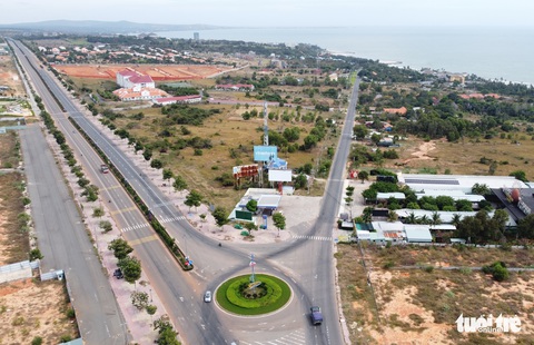 Muôn kiểu dựng chòi, mua bán, lấn chiếm đất ven đường đẹp nhất Bình Thuận - Ảnh 1. Muôn kiểu dựng chòi, mua bán, lấn chiếm đất ven đường đẹp nhất Bình Thuận - Ảnh 1.