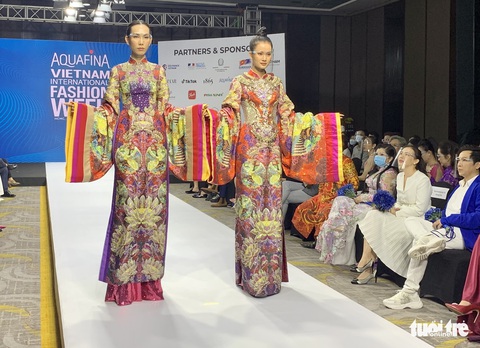Tuần lễ thời trang quốc tế Việt Nam đưa cải lương tuồng cổ lên sàn diễn - Ảnh 5. Tuần lễ thời trang quốc tế Việt Nam đưa cải lương tuồng cổ lên sàn diễn - Ảnh 5.
