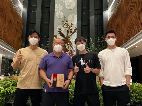 Ông Park Hang Seo tặng sâm Hàn Quốc cho học trò, gắn kết tình cảm AFF Việt Nam - Ảnh 1. Ông Park Hang Seo tặng sâm Hàn Quốc cho học trò, gắn kết tình cảm AFF Việt Nam - Ảnh 1.