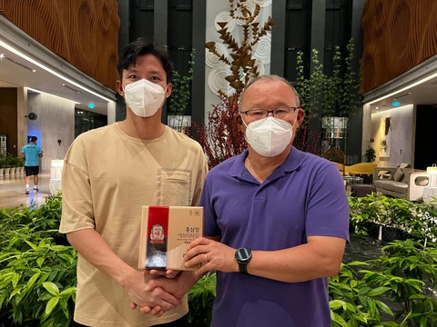 Ông Park Hang Seo tặng sâm Hàn Quốc cho học trò, gắn kết tình cảm AFF Việt Nam - Ảnh 2. Ông Park Hang Seo tặng sâm Hàn Quốc cho học trò, gắn kết tình cảm AFF Việt Nam - Ảnh 2.