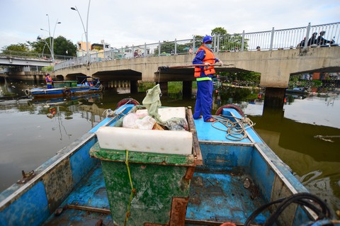Diễn đàn Môi trường nơi tôi sống: Có yêu thành phố, hãy bảo vệ những dòng kênh! - Ảnh 1. Diễn đàn Môi trường nơi tôi sống: Có yêu thành phố, hãy bảo vệ những dòng kênh! - Ảnh 1.
