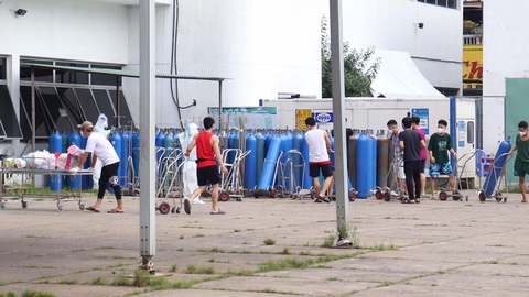 Bệnh viện dã chiến đa tầng TP.HCM: Nơi rộn tiếng cười, nơi gắng qua nguy kịch - Ảnh 1. Bệnh viện dã chiến đa tầng TP.HCM: Nơi rộn tiếng cười, nơi gắng qua nguy kịch - Ảnh 1.