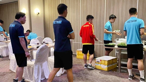 Kiều bào tiếp tế món ngon cho đội tuyển Việt Nam - Ảnh 1. Kiều bào tiếp tế món ngon cho đội tuyển Việt Nam - Ảnh 1.