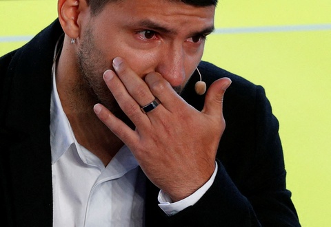 Tiền đạo Aguero rớm nước mắt khi thông báo giải nghệ vì bệnh tim - Ảnh 1. Tiền đạo Aguero rớm nước mắt khi thông báo giải nghệ vì bệnh tim - Ảnh 1.