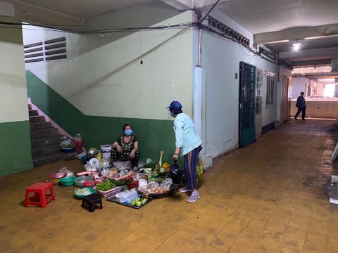 Chuyện đời ở những chung cư xưa cũ - Kỳ cuối: Quán xưa, chợ cóc ở chung cư bạc màu thời gian - Ảnh 2. Chuyện đời ở những chung cư xưa cũ - Kỳ cuối: Quán xưa, chợ cóc ở chung cư bạc màu thời gian - Ảnh 2.