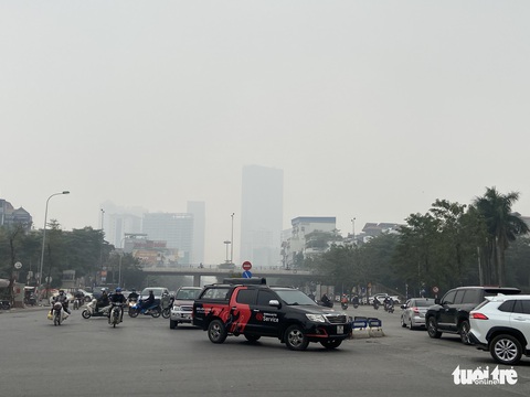 Sương mù giữa trưa Hà Nội, phải bật đèn chạy xe trên đường - Ảnh 1. Sương mù giữa trưa Hà Nội, phải bật đèn chạy xe trên đường - Ảnh 1.
