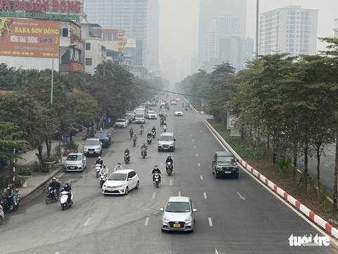Sương mù giữa trưa Hà Nội, phải bật đèn chạy xe trên đường - Ảnh 2. Sương mù giữa trưa Hà Nội, phải bật đèn chạy xe trên đường - Ảnh 2.