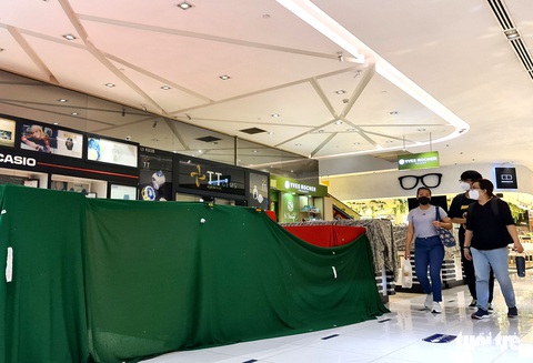 Đuối sức vì dịch, doanh nghiệp tháo chạy khỏi trung tâm thương mại - Ảnh 7. Đuối sức vì dịch, doanh nghiệp tháo chạy khỏi trung tâm thương mại - Ảnh 7.