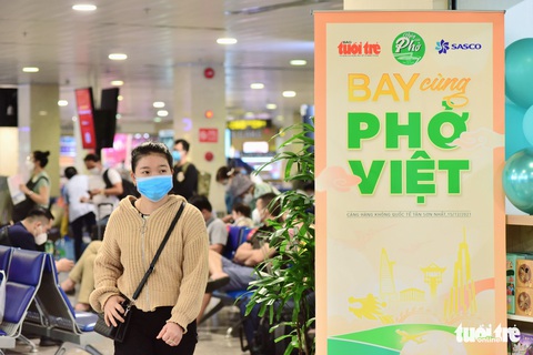 Mang phở ngon đến sân bay phục vụ du khách - Ảnh 2. Mang phở ngon đến sân bay phục vụ du khách - Ảnh 2.