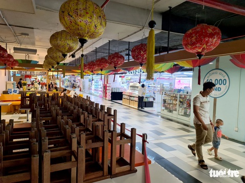 Đuối sức vì dịch, doanh nghiệp tháo chạy khỏi trung tâm thương mại - Ảnh 5. Đuối sức vì dịch, doanh nghiệp tháo chạy khỏi trung tâm thương mại - Ảnh 5.