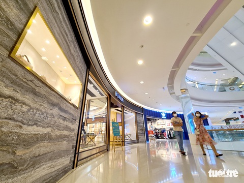Đuối sức vì dịch, doanh nghiệp tháo chạy khỏi trung tâm thương mại - Ảnh 9. Đuối sức vì dịch, doanh nghiệp tháo chạy khỏi trung tâm thương mại - Ảnh 9.