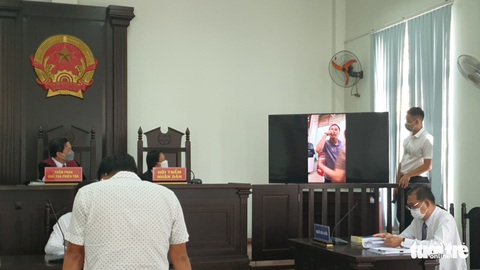 Tranh cãi việc xác định người thi hành công vụ trong vụ tự xưng Ban chỉ đạo quận 7 - Ảnh 2. Tranh cãi việc xác định người thi hành công vụ trong vụ tự xưng Ban chỉ đạo quận 7 - Ảnh 2.