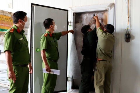 Hơn 10 tấn nội tạng heo không rõ nguồn gốc trong công ty thực phẩm - Ảnh 3. Hơn 10 tấn nội tạng heo không rõ nguồn gốc trong công ty thực phẩm - Ảnh 3.