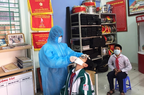 Nhiều phụ huynh tại Hạ Long bức xúc với yêu cầu mua kit test COVID-19 - Ảnh 1. Nhiều phụ huynh tại Hạ Long bức xúc với yêu cầu mua kit test COVID-19 - Ảnh 1.