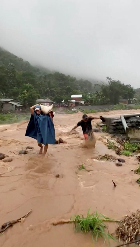 19h ngày 16-12, siêu bão Rai gió giật trên cấp 17 ngay miền Trung Philippines - Ảnh 3. 19h ngày 16-12, siêu bão Rai gió giật trên cấp 17 ngay miền Trung Philippines - Ảnh 3.