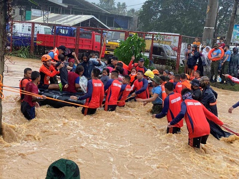 19h ngày 16-12, siêu bão Rai gió giật trên cấp 17 ngay miền Trung Philippines - Ảnh 2. 19h ngày 16-12, siêu bão Rai gió giật trên cấp 17 ngay miền Trung Philippines - Ảnh 2.