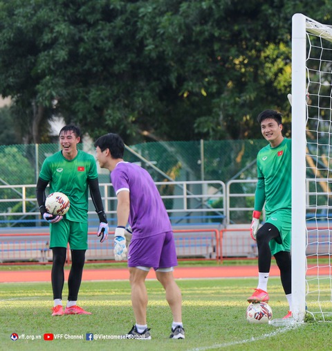 Công Phượng làm thủ môn trong buổi tập của đội tuyển Việt Nam - Ảnh 8. Công Phượng làm thủ môn trong buổi tập của đội tuyển Việt Nam - Ảnh 8.