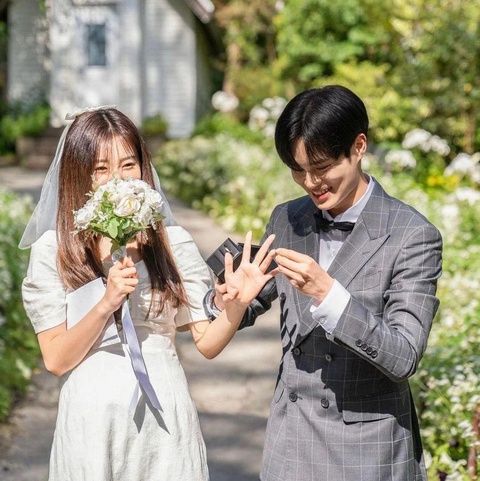 Ca khúc Đế vương phủ sóng - Văn Mai Hương xuất hiện ở quảng trường Thời Đại - Ảnh 2. Ca khúc Đế vương phủ sóng - Văn Mai Hương xuất hiện ở quảng trường Thời Đại - Ảnh 2.