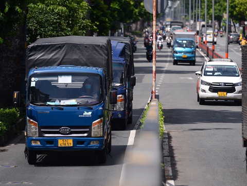 Lưỡng lự đổi biển số vàng vì chỉ chạy xe đưa đón khách khi rảnh rỗi - Ảnh 1. Lưỡng lự đổi biển số vàng vì chỉ chạy xe đưa đón khách khi rảnh rỗi - Ảnh 1.