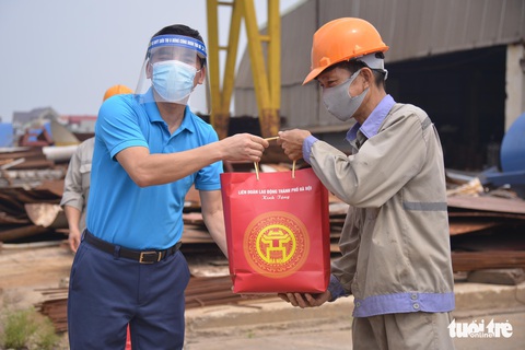 Nhiều mức hỗ trợ tiền cho đoàn viên, người lao động bị ảnh hưởng bởi dịch COVID-19 - Ảnh 1. Nhiều mức hỗ trợ tiền cho đoàn viên, người lao động bị ảnh hưởng bởi dịch COVID-19 - Ảnh 1.