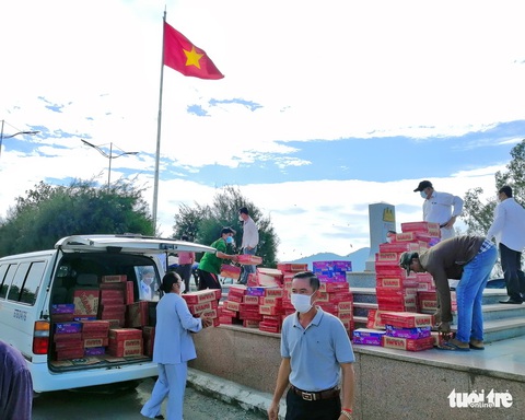 Trao quà hỗ trợ 567 hộ người gốc Việt sinh sống ở Tà Keo, Campuchia - Ảnh 2. Trao quà hỗ trợ 567 hộ người gốc Việt sinh sống ở Tà Keo, Campuchia - Ảnh 2.