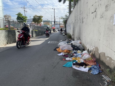 Diễn đàn Môi trường nơi tôi sống: Chính quyền phường đau đầu vì nạn đổ rác trộm - Ảnh 1. Diễn đàn Môi trường nơi tôi sống: Chính quyền phường đau đầu vì nạn đổ rác trộm - Ảnh 1.