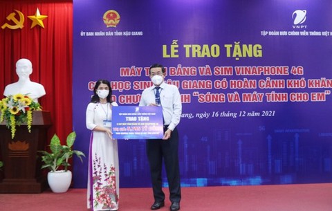 VNPT tặng 2.187 máy tính bảng và sim 4G cho học sinh Hậu Giang - Ảnh 1. VNPT tặng 2.187 máy tính bảng và sim 4G cho học sinh Hậu Giang - Ảnh 1.
