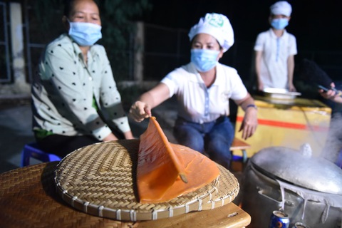 Tráng bánh phở, nấu nước dùng thâu đêm mở tiệc phở trên đảo Thiềng Liềng - Ảnh 3. Tráng bánh phở, nấu nước dùng thâu đêm mở tiệc phở trên đảo Thiềng Liềng - Ảnh 3.