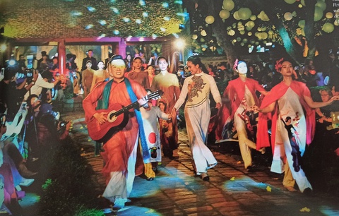 Nguyễn Á và những khoảnh khắc lấp lánh vẻ đẹp tình người - Ảnh 1. Nguyễn Á và những khoảnh khắc lấp lánh vẻ đẹp tình người - Ảnh 1.