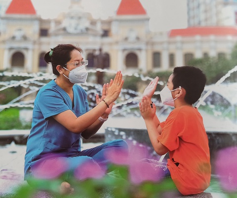 Nguyễn Á và những khoảnh khắc lấp lánh vẻ đẹp tình người - Ảnh 3. Nguyễn Á và những khoảnh khắc lấp lánh vẻ đẹp tình người - Ảnh 3.