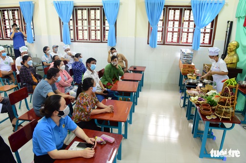Người dân đảo Thiềng Liềng hào hứng học nấu phở - Ảnh 3. Người dân đảo Thiềng Liềng hào hứng học nấu phở - Ảnh 3.