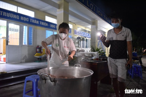 Tráng bánh phở, nấu nước dùng thâu đêm mở tiệc phở trên đảo Thiềng Liềng - Ảnh 2. Tráng bánh phở, nấu nước dùng thâu đêm mở tiệc phở trên đảo Thiềng Liềng - Ảnh 2.