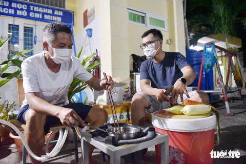 Tráng bánh phở, nấu nước dùng thâu đêm mở tiệc phở trên đảo Thiềng Liềng - Ảnh 6. Tráng bánh phở, nấu nước dùng thâu đêm mở tiệc phở trên đảo Thiềng Liềng - Ảnh 6.