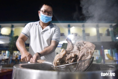 Tráng bánh phở, nấu nước dùng thâu đêm mở tiệc phở trên đảo Thiềng Liềng - Ảnh 4. Tráng bánh phở, nấu nước dùng thâu đêm mở tiệc phở trên đảo Thiềng Liềng - Ảnh 4.