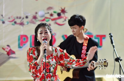 Tráng bánh phở, nấu nước dùng thâu đêm mở tiệc phở trên đảo Thiềng Liềng - Ảnh 7. Tráng bánh phở, nấu nước dùng thâu đêm mở tiệc phở trên đảo Thiềng Liềng - Ảnh 7.