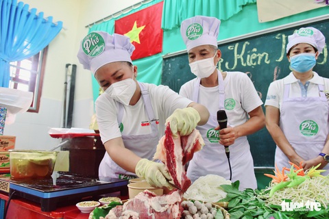 Người dân đảo Thiềng Liềng hào hứng học nấu phở - Ảnh 1. Người dân đảo Thiềng Liềng hào hứng học nấu phở - Ảnh 1.