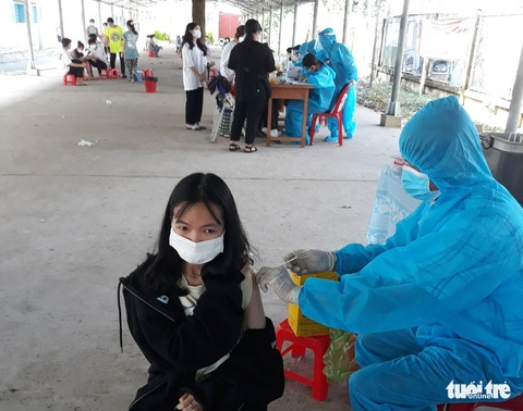 Miền Tây dồn sức tiêm mũi 3 để phòng dịch COVID-19 - Ảnh 2. Miền Tây dồn sức tiêm mũi 3 để phòng dịch COVID-19 - Ảnh 2.