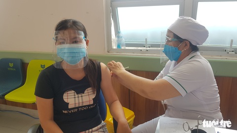 Miền Tây dồn sức tiêm mũi 3 để phòng dịch COVID-19 - Ảnh 1. Miền Tây dồn sức tiêm mũi 3 để phòng dịch COVID-19 - Ảnh 1.