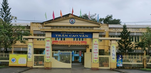 Nam sinh lớp 11 ở Quảng Nam tiêm liên tiếp hai mũi vắc xin trong một buổi - Ảnh 1. Nam sinh lớp 11 ở Quảng Nam tiêm liên tiếp hai mũi vắc xin trong một buổi - Ảnh 1.