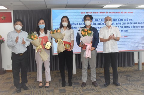 Thành ủy TP.HCM khen thưởng bổ sung nhóm tác giả đoạt giải báo chí quốc gia - Ảnh 1. Thành ủy TP.HCM khen thưởng bổ sung nhóm tác giả đoạt giải báo chí quốc gia - Ảnh 1.