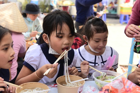 Tiệc phở trên đảo Thiềng Liềng: Được ăn phở rồi, vui quá! - Ảnh 17. Tiệc phở trên đảo Thiềng Liềng: Được ăn phở rồi, vui quá! - Ảnh 17.