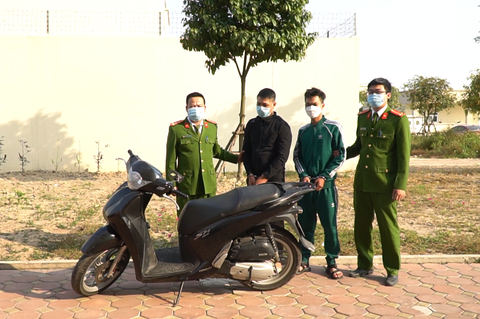 Bắt 2 người trộm xe SH và dùng dao bầu tấn công công an - Ảnh 2. Bắt 2 người trộm xe SH và dùng dao bầu tấn công công an - Ảnh 2.